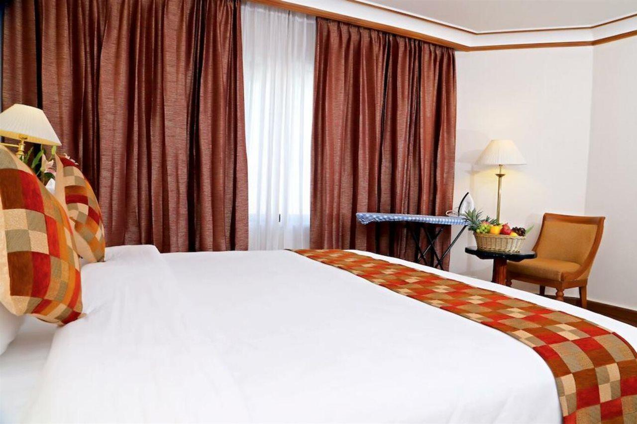 Hotel Gokulam Park Kochi Zewnętrze zdjęcie